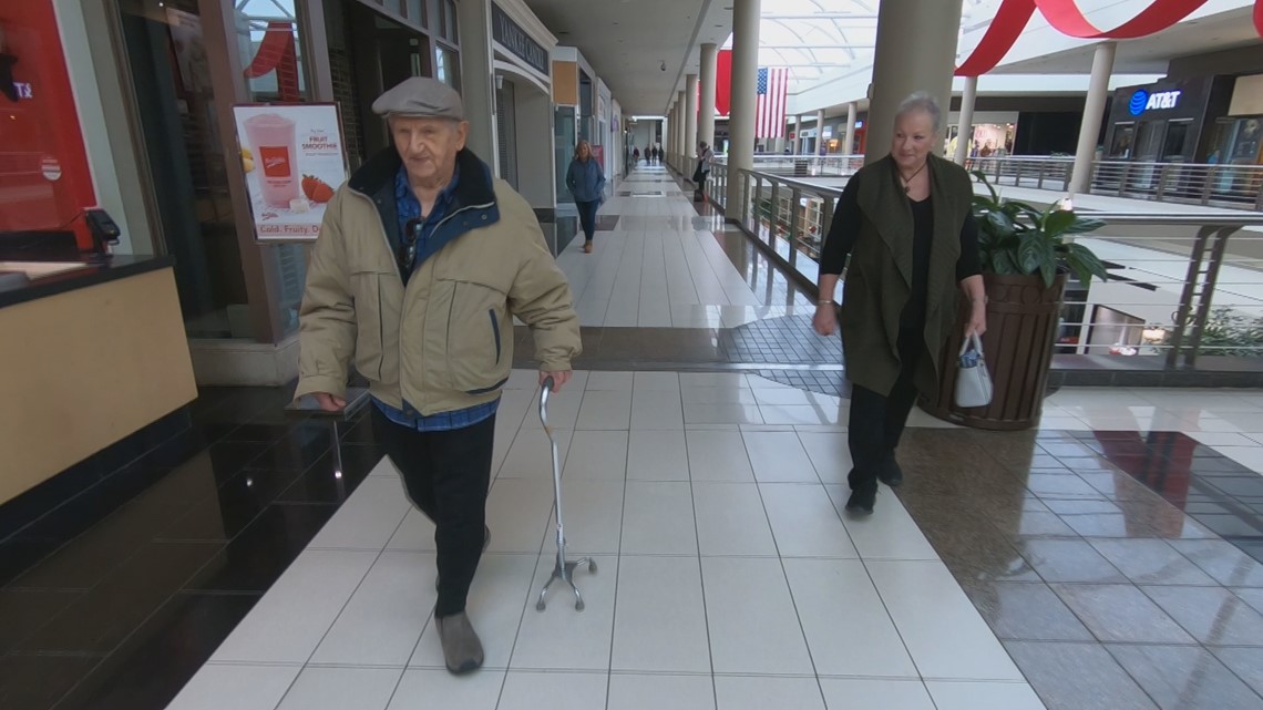 Der 99-jährige Holocaust-Überlebende geht seit 34 Jahren durch ein Einkaufszentrum