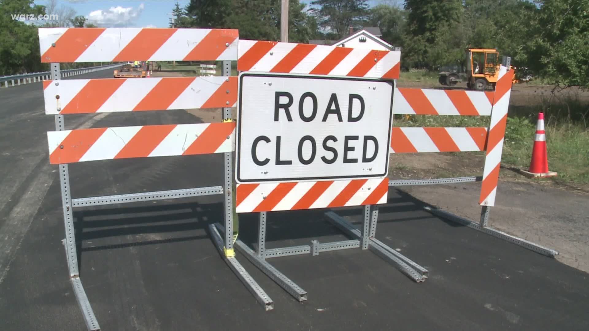 A PORTION OF TONAWANDA CREEK ROAD IN CLARENCE COLLPASED INTO THE CREEK SIX YEARS AGO.. AND HAS BEEN CLOSED SINCE.