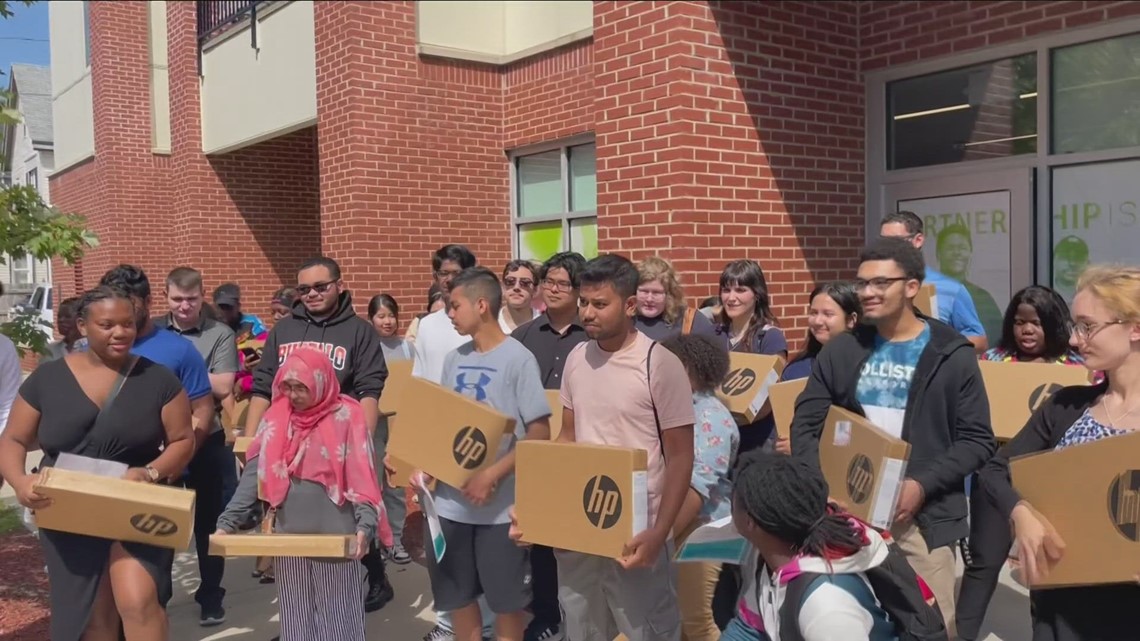 Free laptops given to first-year students | wgrz.com