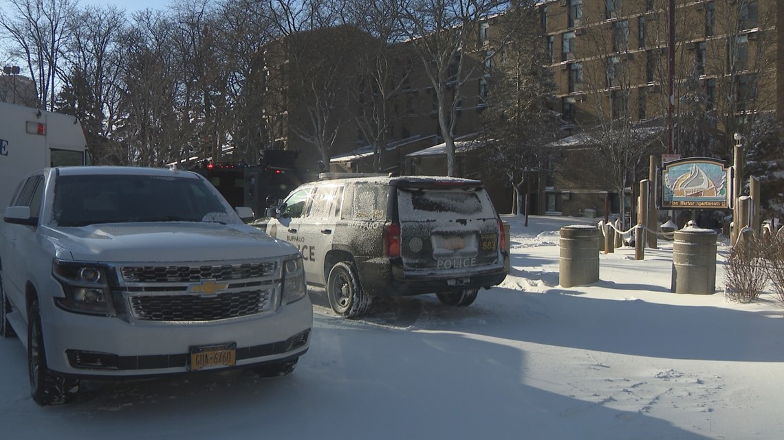 Man Barricades Himself Inside Apartment 2 People Now In Custody