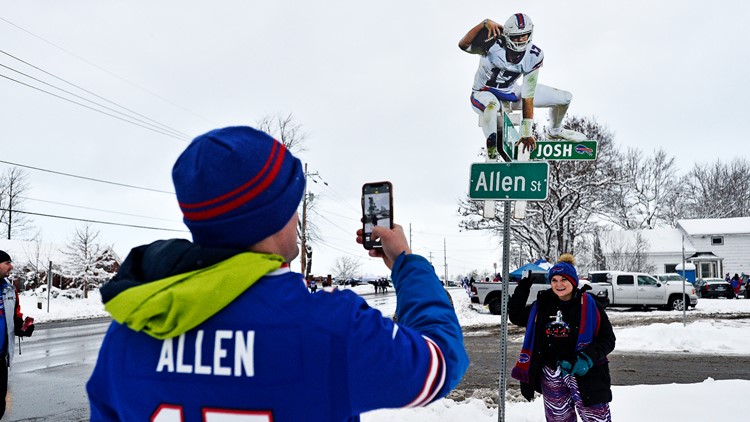 Bills fan gets kicked in the teeth during fight between Miami and Buffalo  fans at tailgate