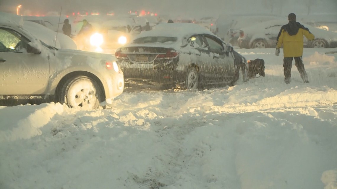 Bills Players Had To Dig Their Cars Out Of Snow After They Arrived