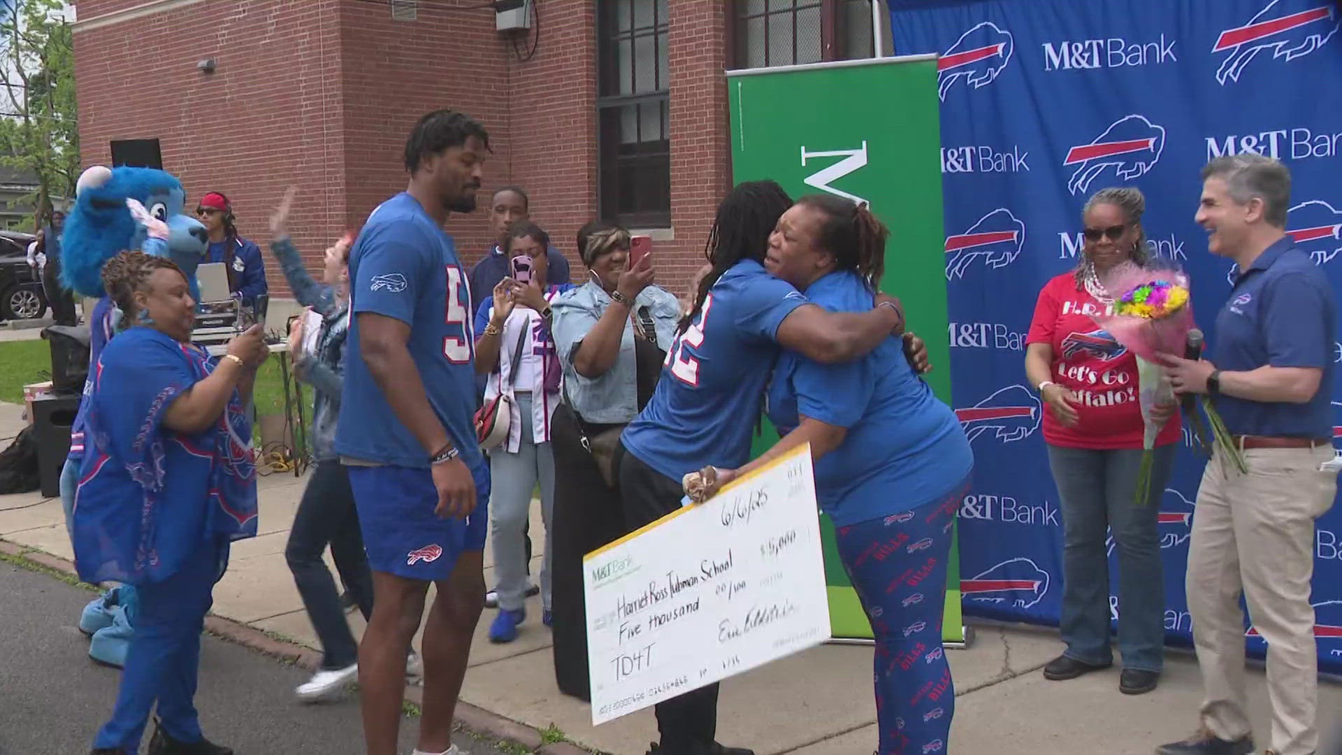 P-S 31 SECOND GRADE TEACHER LEAH WHITE WAS NAMED THIS YEAR'S "TOUCHDOWN FOR TEACHERS" WINNER