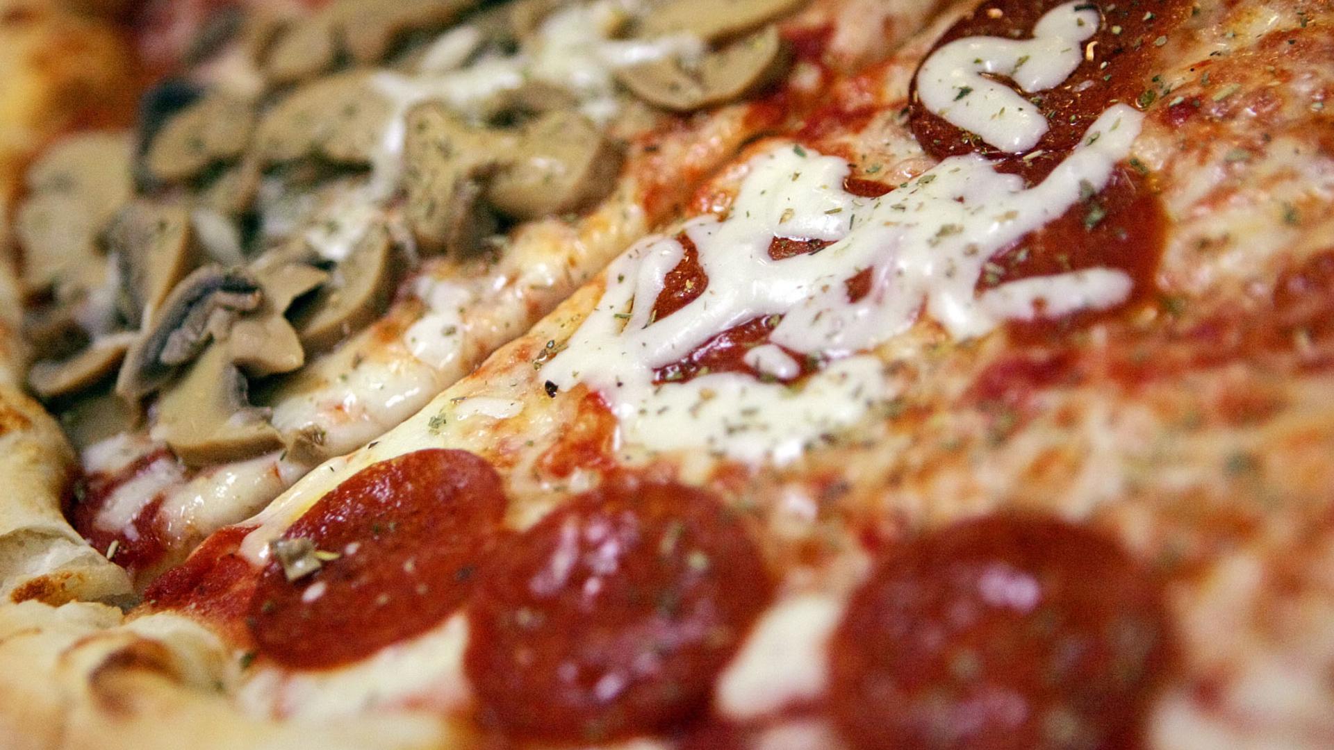 A Batavia-area pizzeria chain is expanding westward into the Buffalo market.