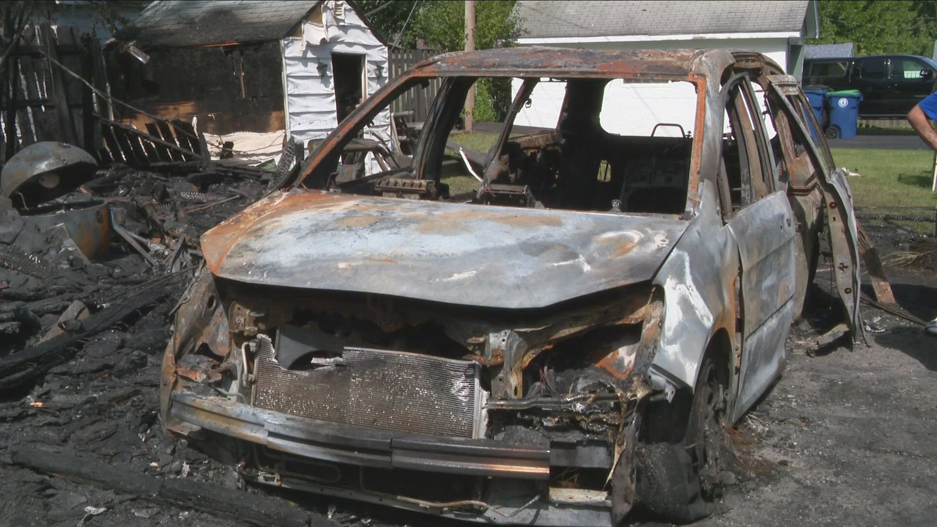 car-fire-spreads-to-nearby-homes-in-amherst-wgrz