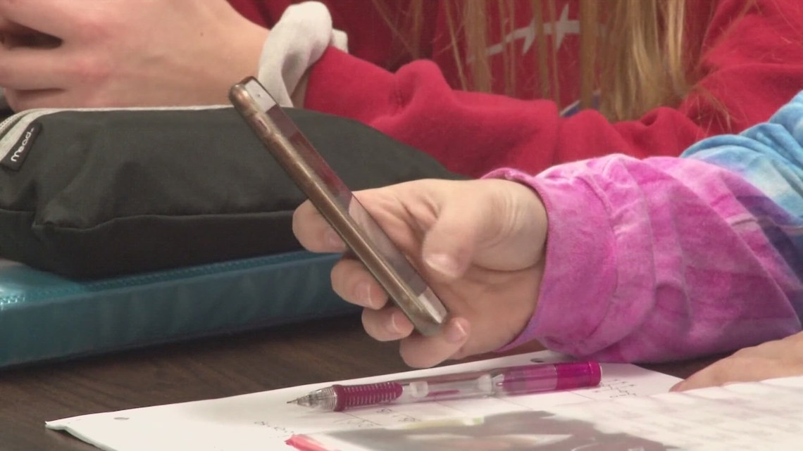 Survey: Teachers say New York's school smartphone ban is making a difference