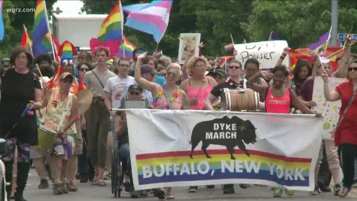 A gay Buffalo fan goes viral wearing his Bills Pride shirt - Outsports