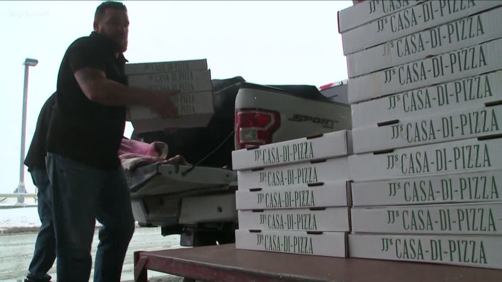 Casa di Pizza delivers 40 pizza's to TSA workers at the Buffalo Niagara International Airport
