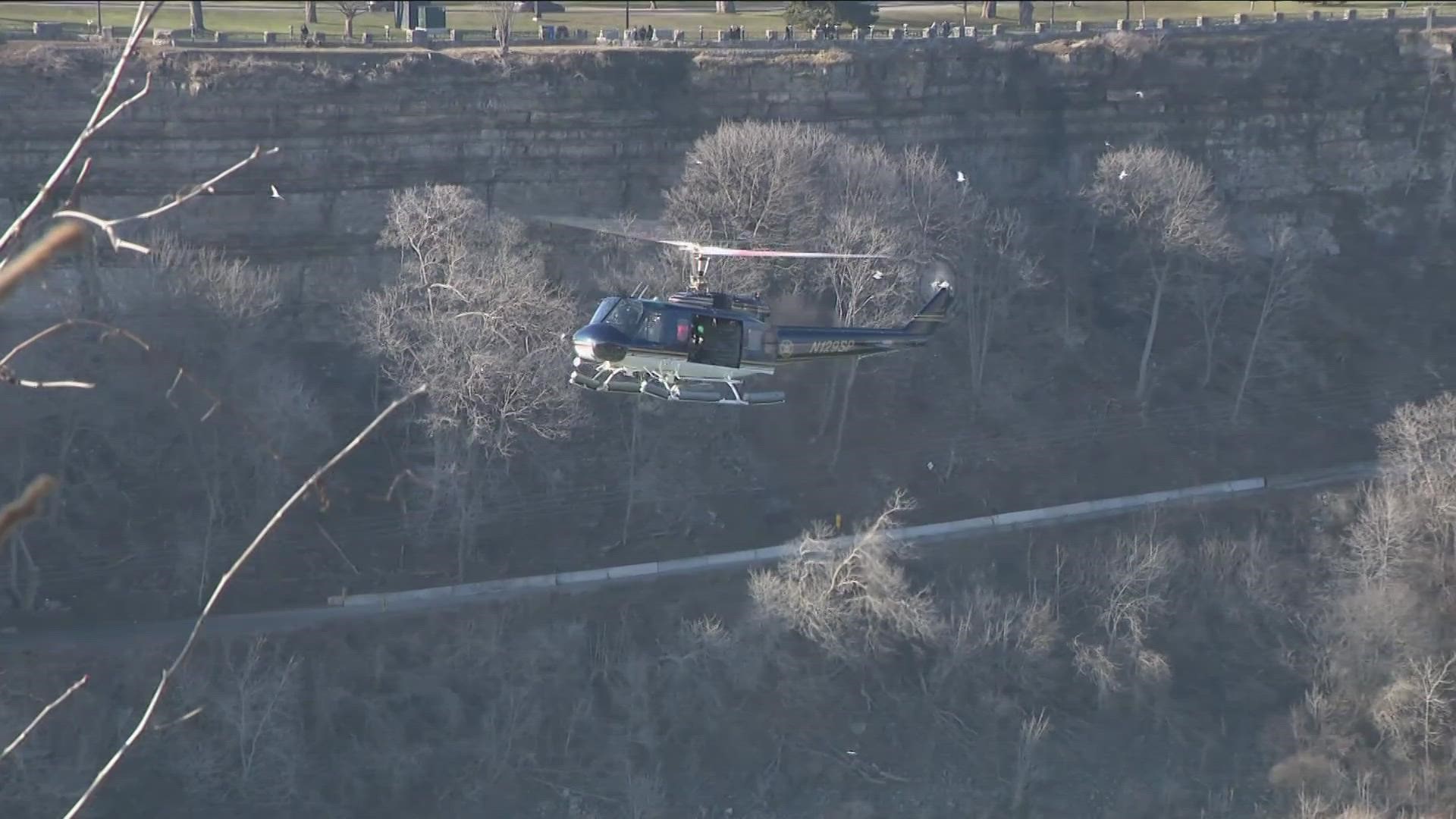 Woman dies, child hurt after fall into the Niagara gorge