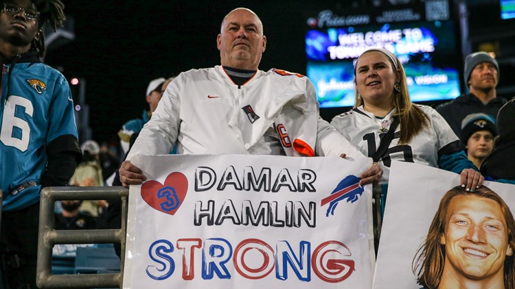 Pretty Freaking Awesome' -- NFL World Reacts to Damar Hamlin's Triumphant  Return