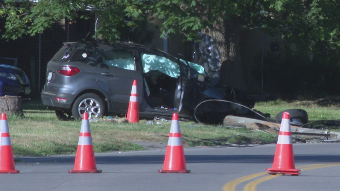 Two hospitalized after car crash in Amherst | wgrz.com