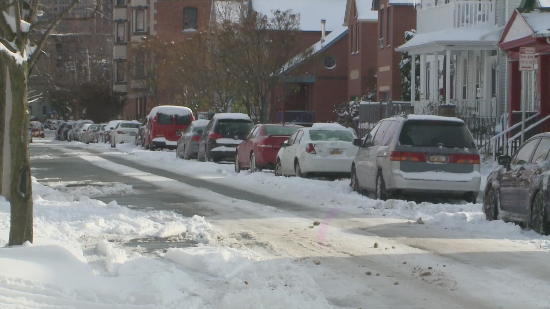 THE CITY OF BUFFALO IS *SUSPENDING ITS WINTER PARKING REGULATIONS ON BUS ROUTES.