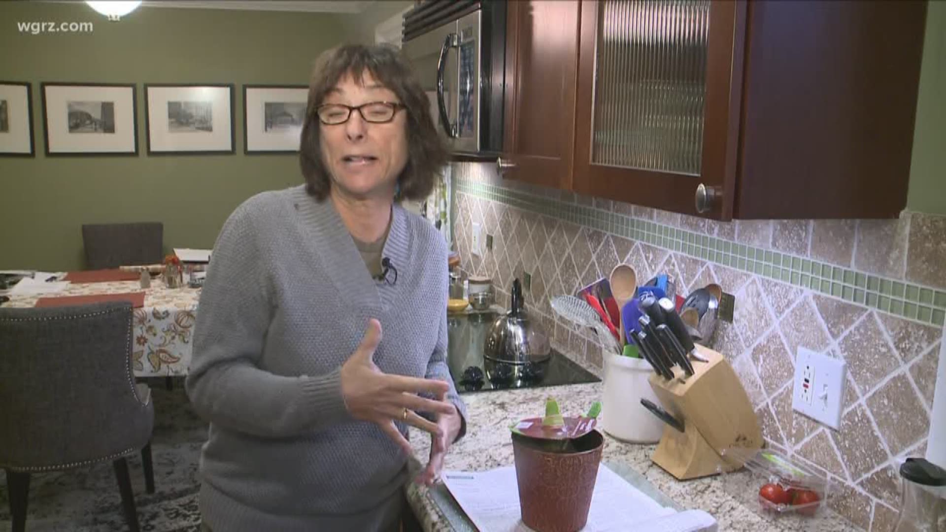 It's that time of year...in this week's "2 The Garden," Jackie's talking holiday plants!