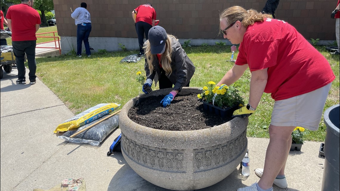 KeyBank employees volunteer in 32nd Annual Neighbors Make the Difference Day - Vimarsana News