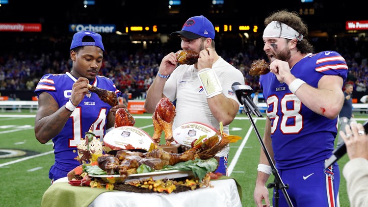 NFL: Buffalo Bills players tuck into turkey on pitch for Thanksgiving