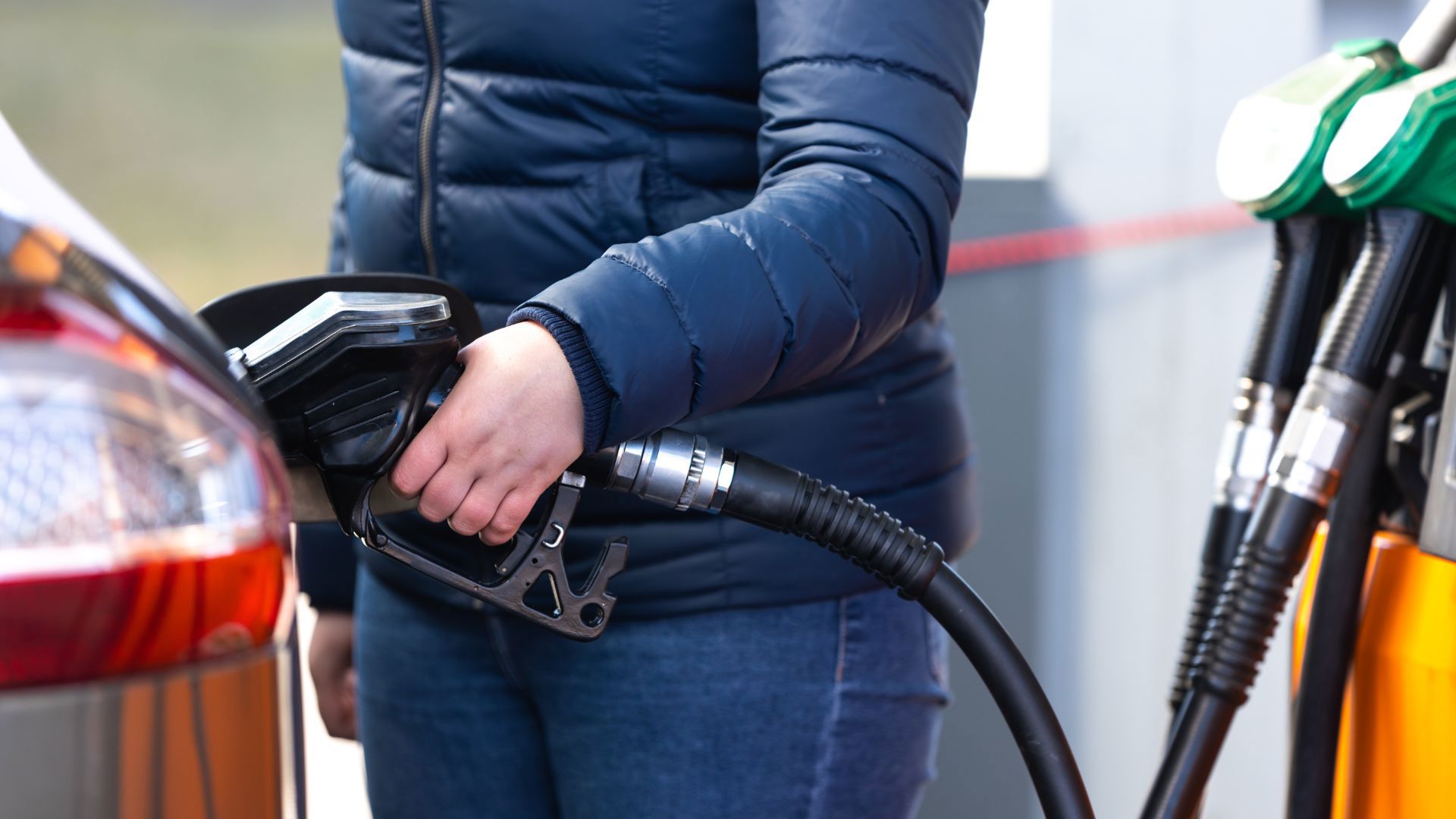 Gas prices drop as summer temps rise in New York | wgrz.com